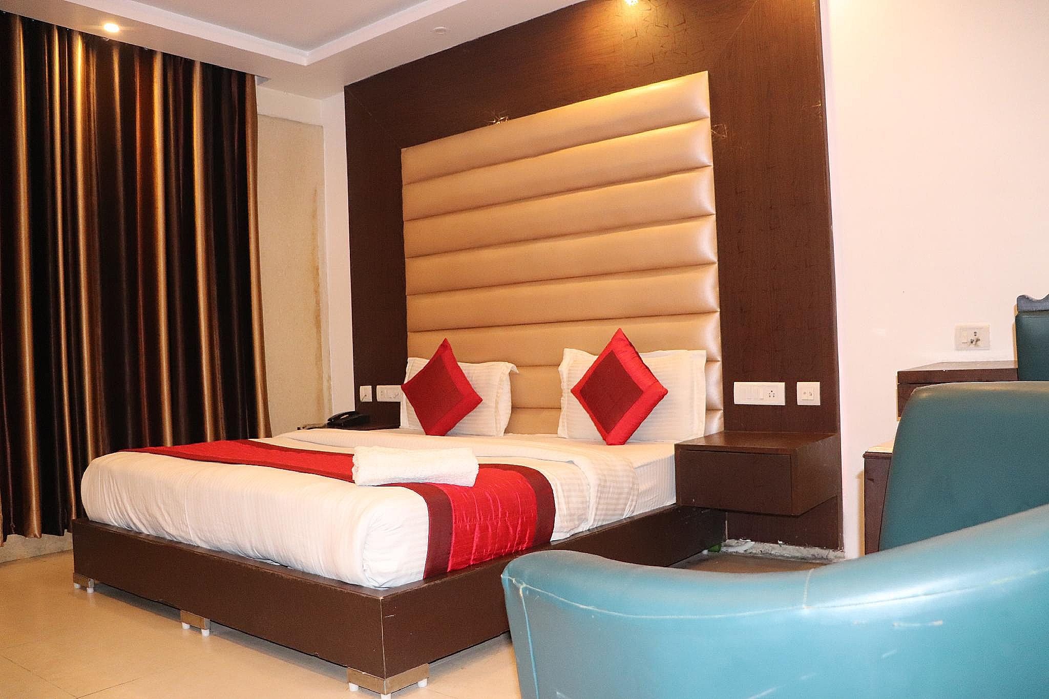 Hotel O Delhi Superior Double Bed with Wi Fi 8