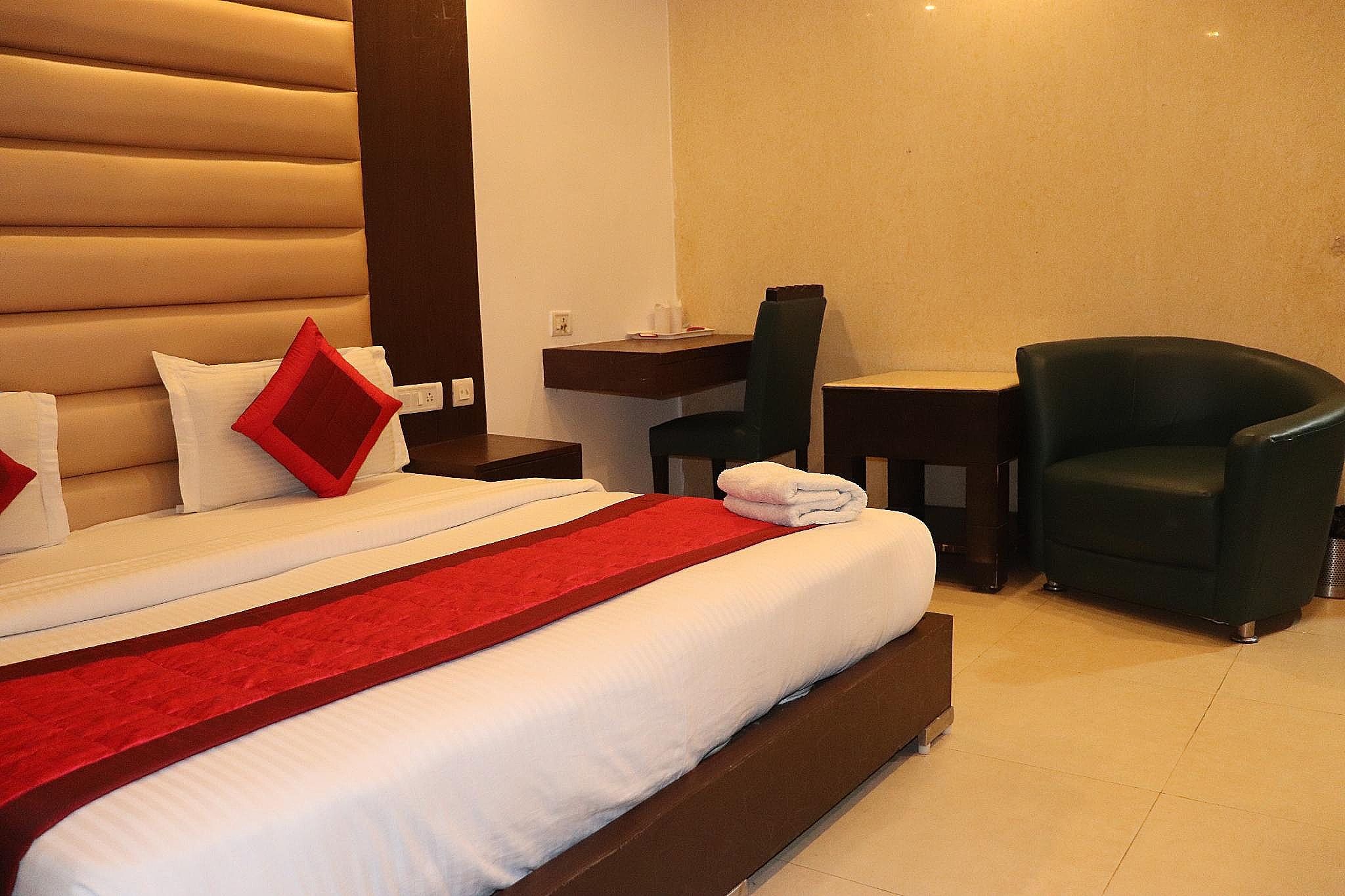 Hotel O Delhi Superior Double Bed with Wi Fi 6