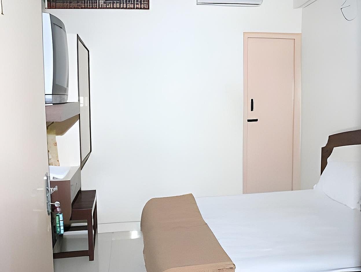 Hotel Maya Deluxe Deluxe Non AC Room 3