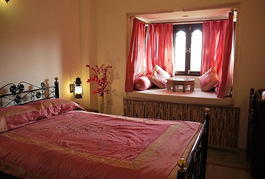 Hotel Sargam Sadan Deluxe Room 3