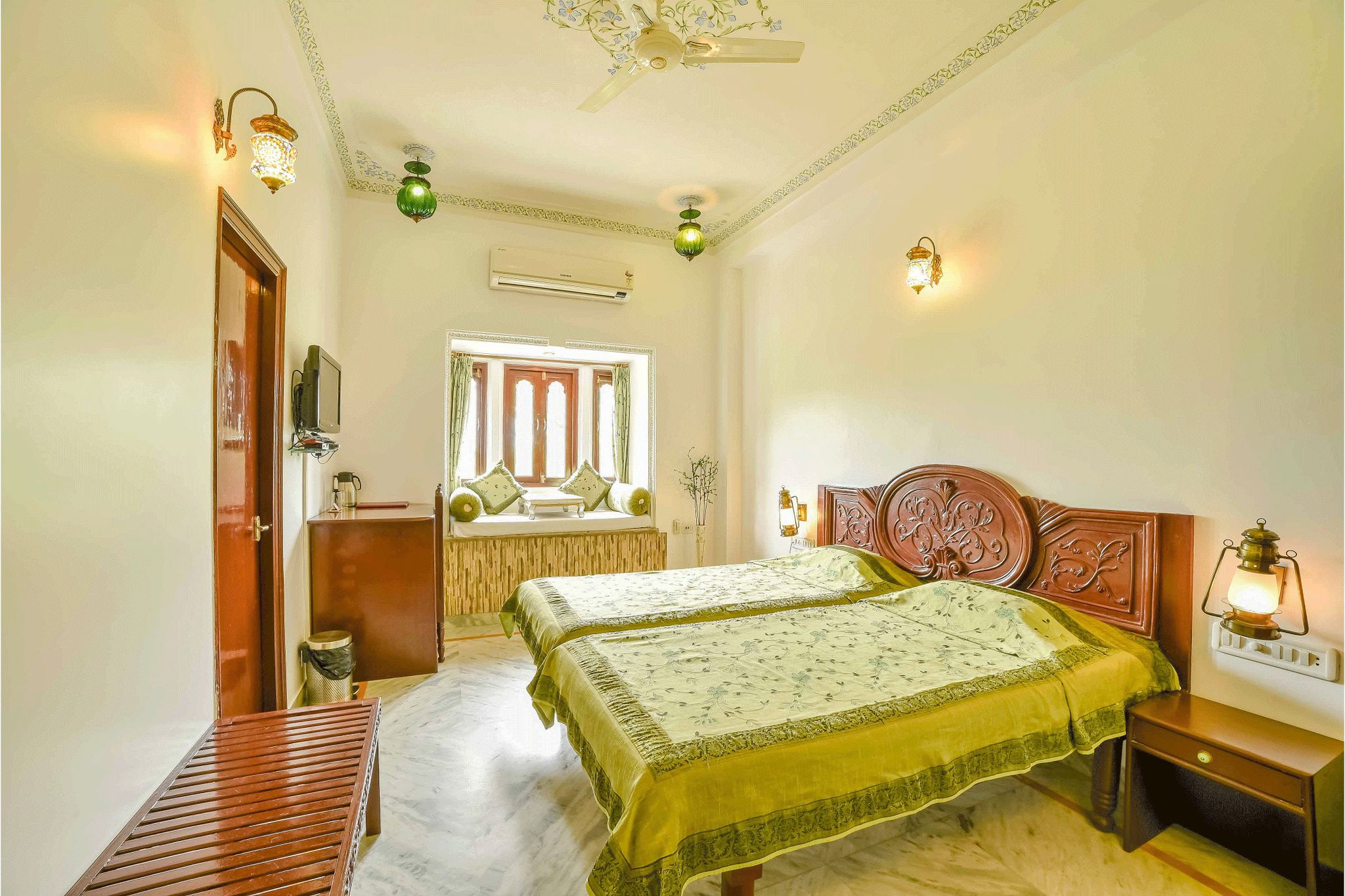 Hotel Sargam Sadan Deluxe Room