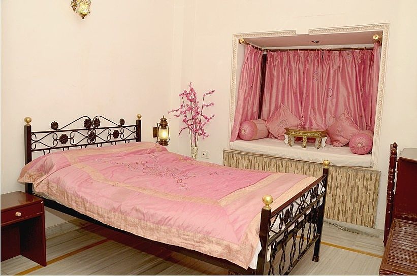 Hotel Sargam Sadan Deluxe Room 4