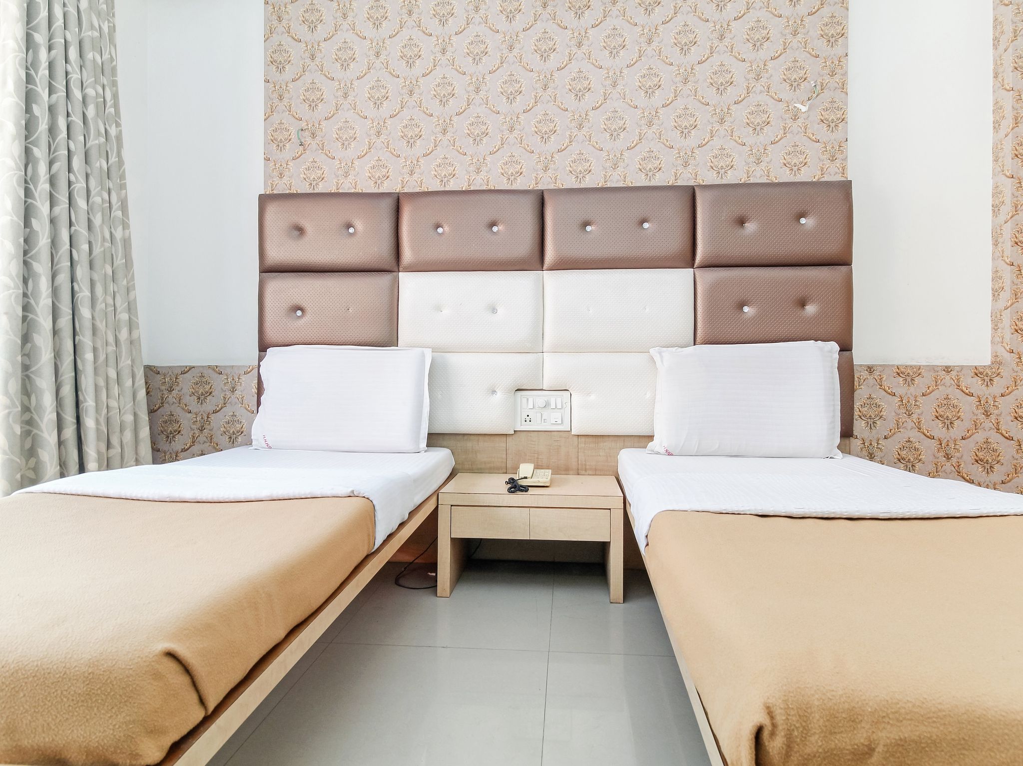 Hotel New Holiday Plaza Standard Non AC Room 4