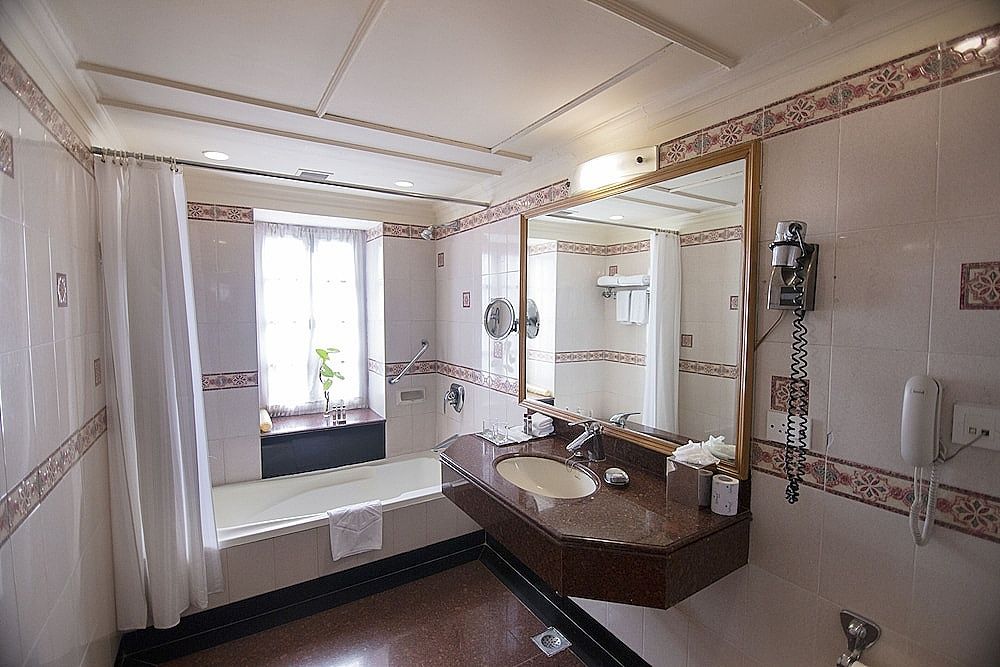 Ambassador, New Delhi - IHCL SeleQtions Superior Room Queen Bed 4