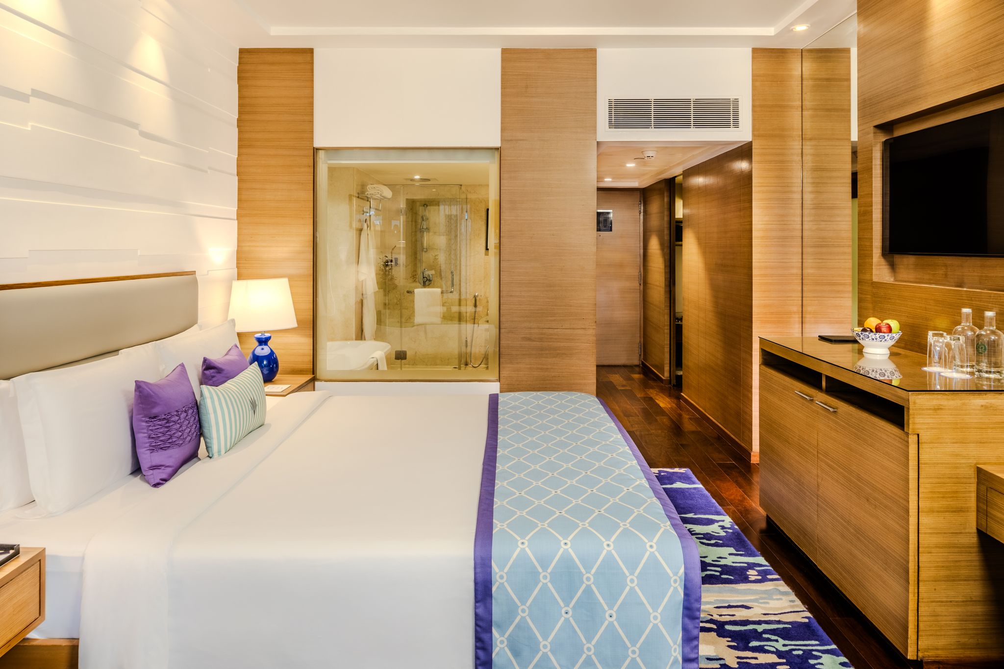 Premium Room with 1 King Bed and City View