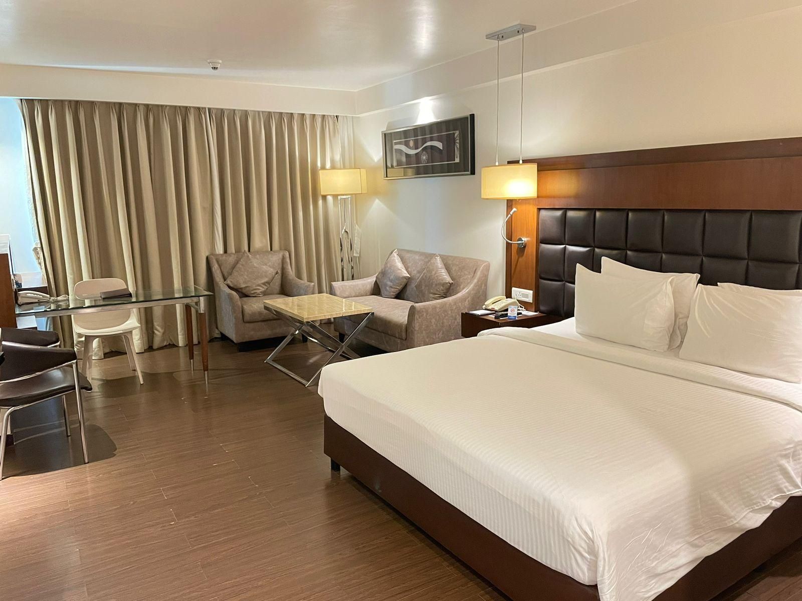 Deluxe Room - 1 King Bed 41 8SQM WiFi Living Area