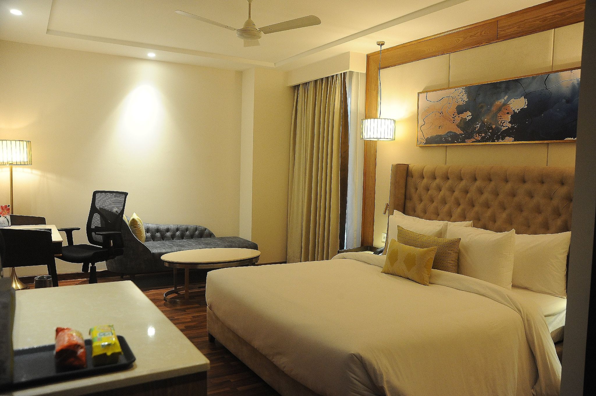 Best Western Maryland Hotel 1 King Bed, Smoking Room, Superior Room, Wi-Fi, Coffee Maker, Safe, Mini Bar 3