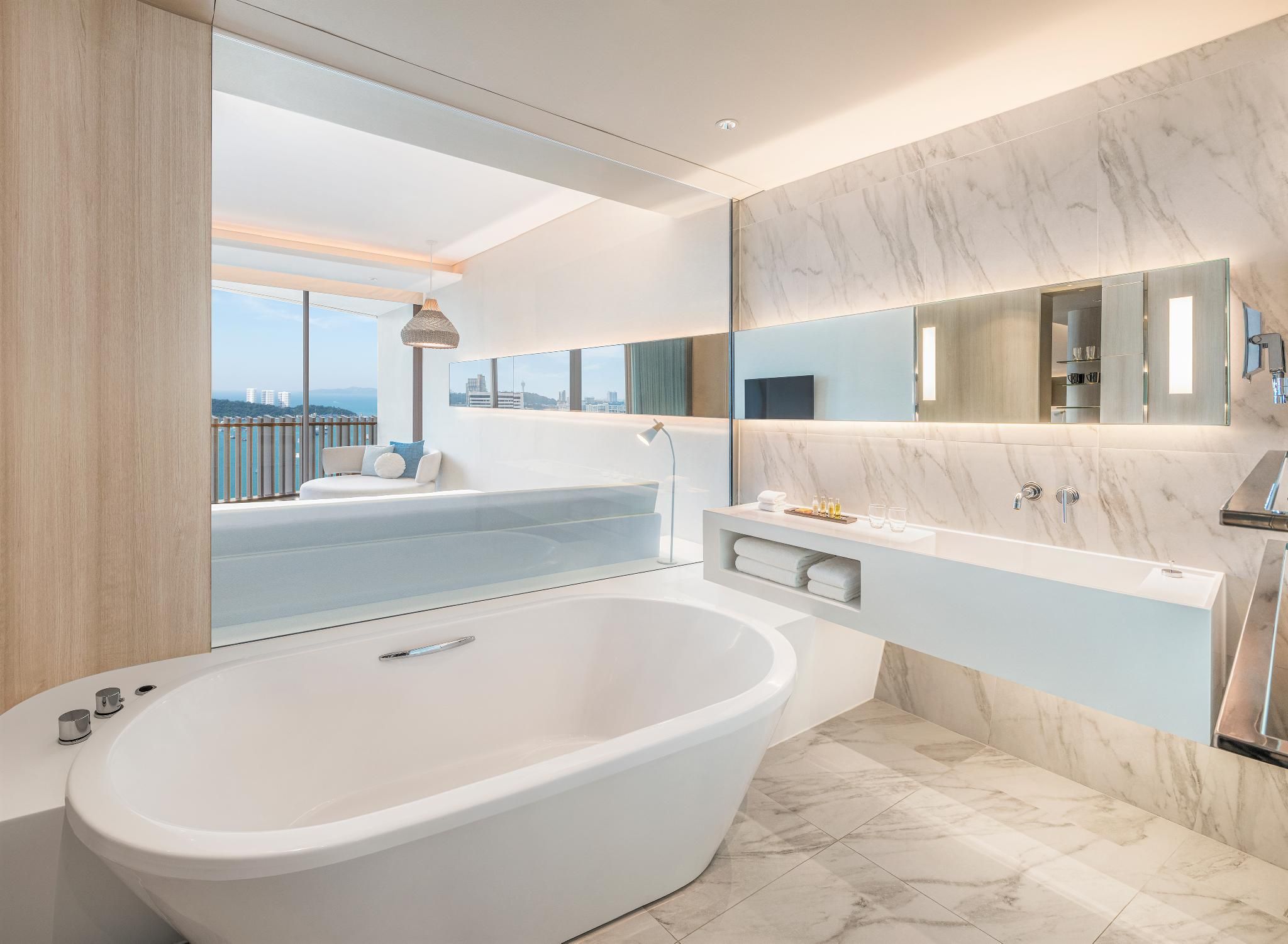 KING HILTON DELUXE - OCEAN VIEW