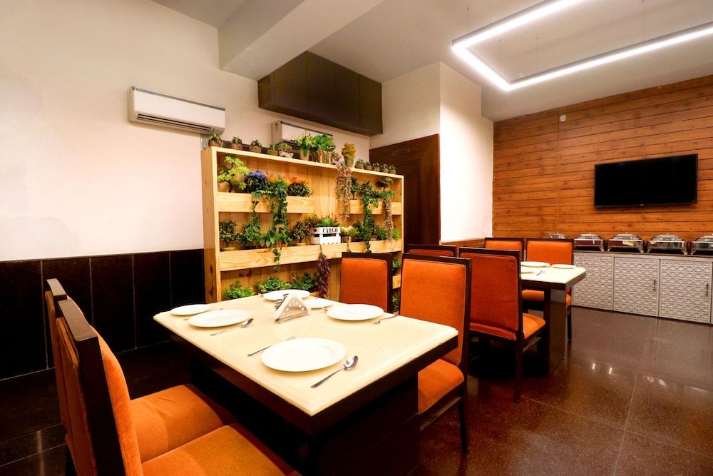 undefined Hotel The Palmdale 4