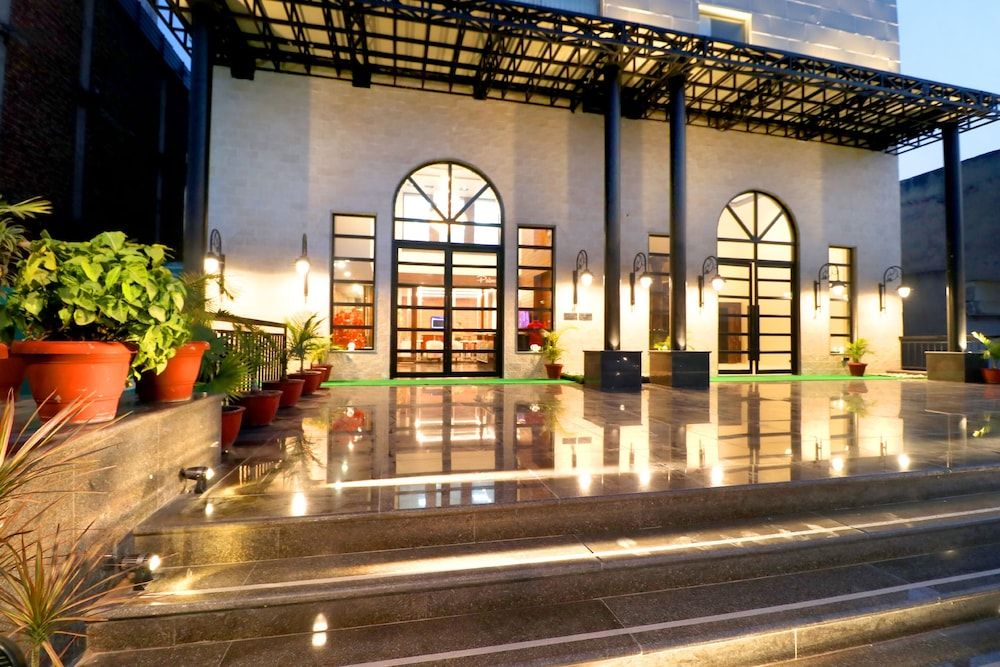 undefined Hotel The Palmdale 8