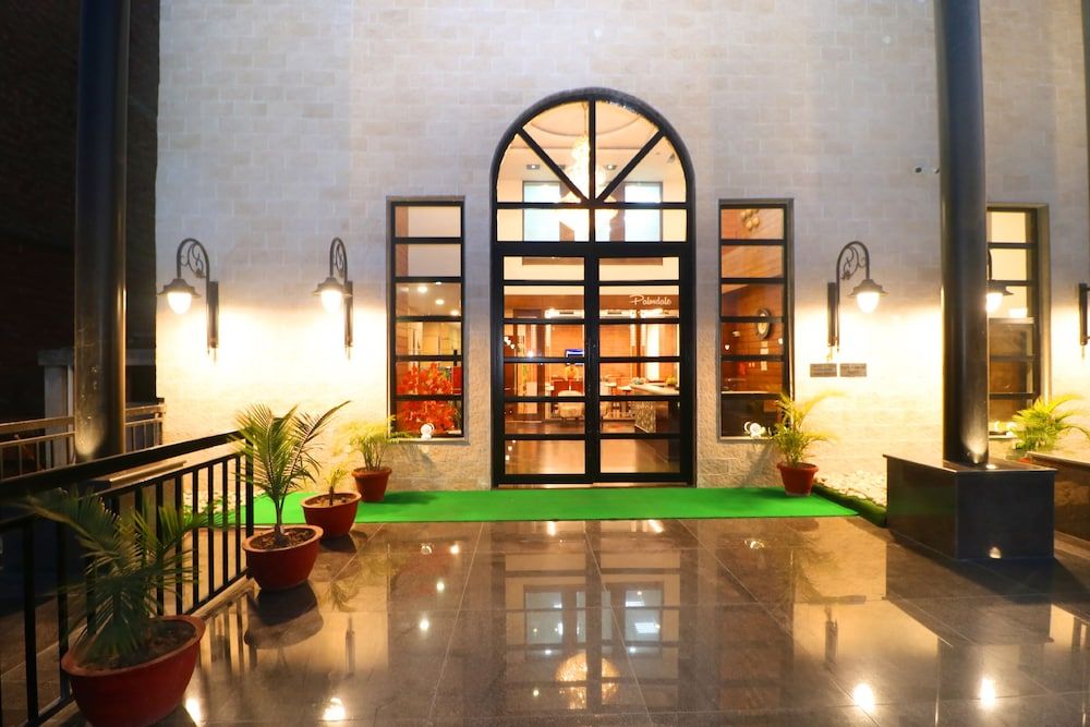 undefined Hotel The Palmdale 7