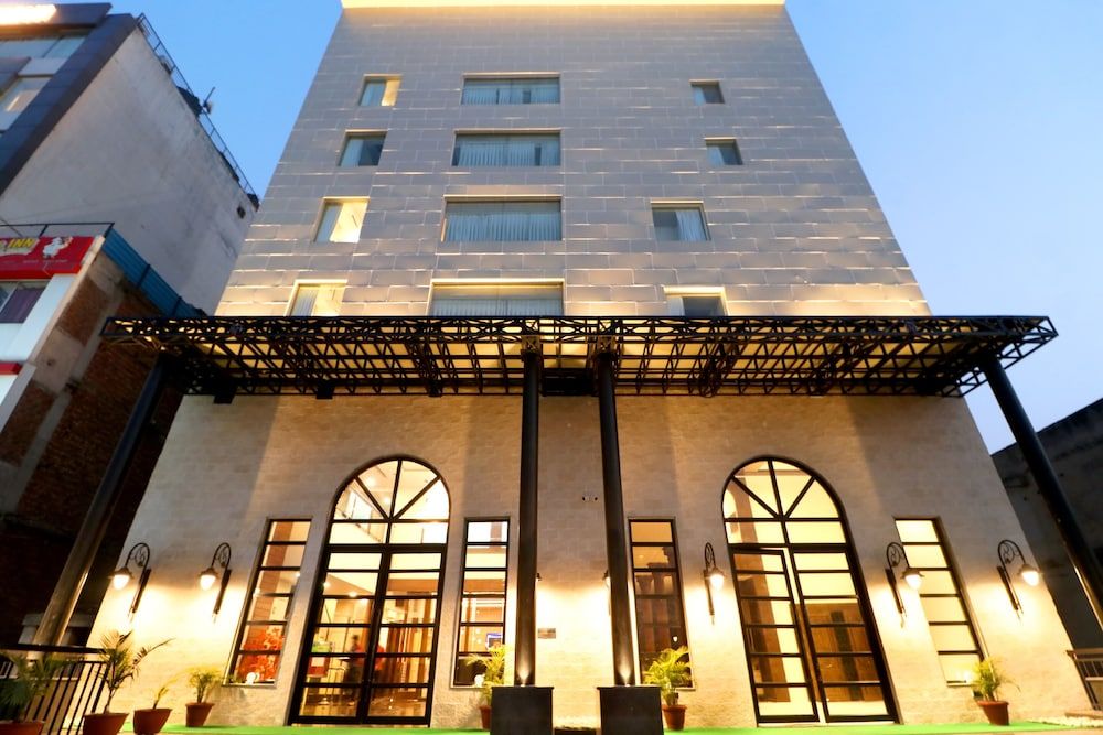 undefined Hotel The Palmdale 6