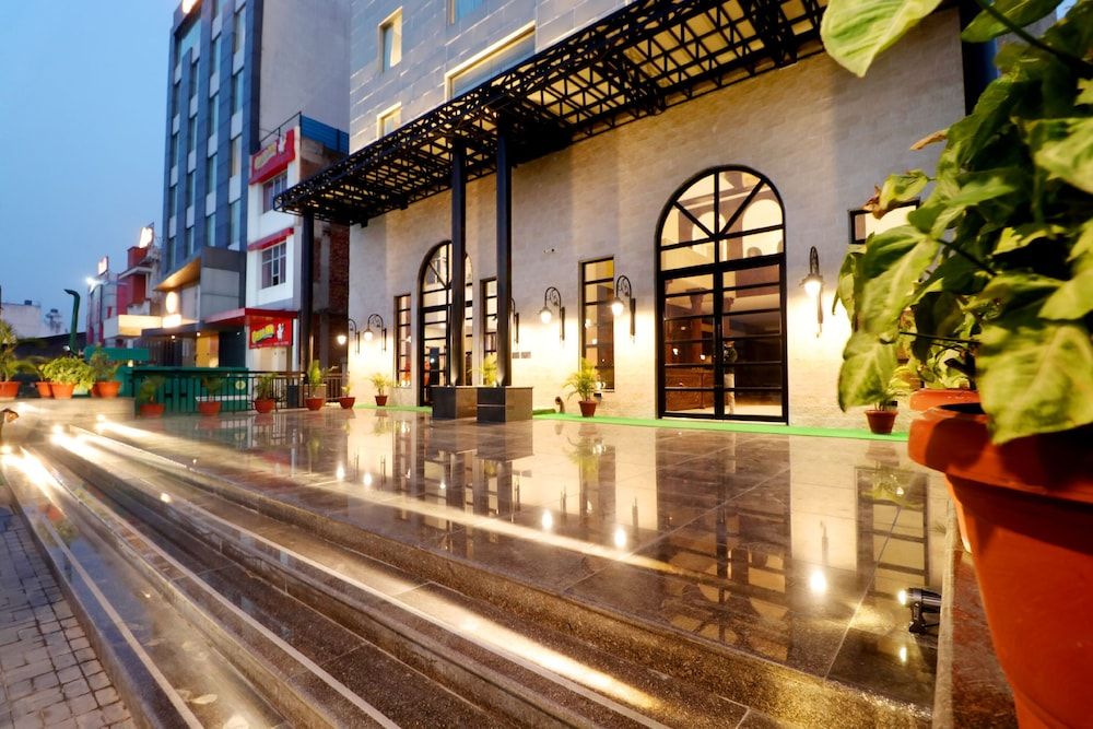 undefined Hotel The Palmdale 10