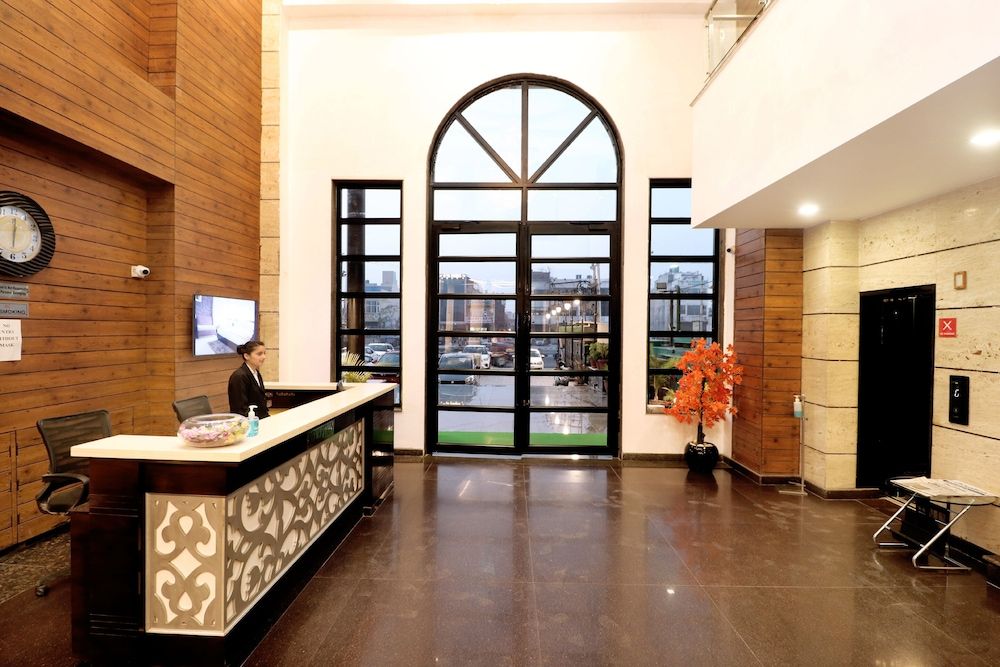 undefined Hotel The Palmdale 2