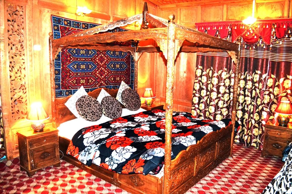 Swan Group of Houseboats Premier Room 10