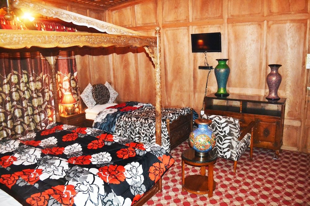 Swan Group of Houseboats Premier Room 9