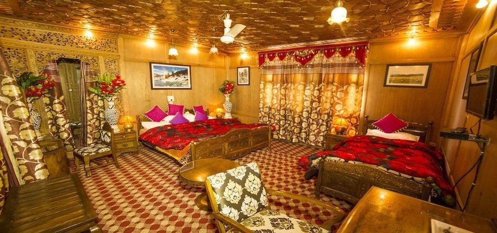 Swan Group of Houseboats Premier Room 3