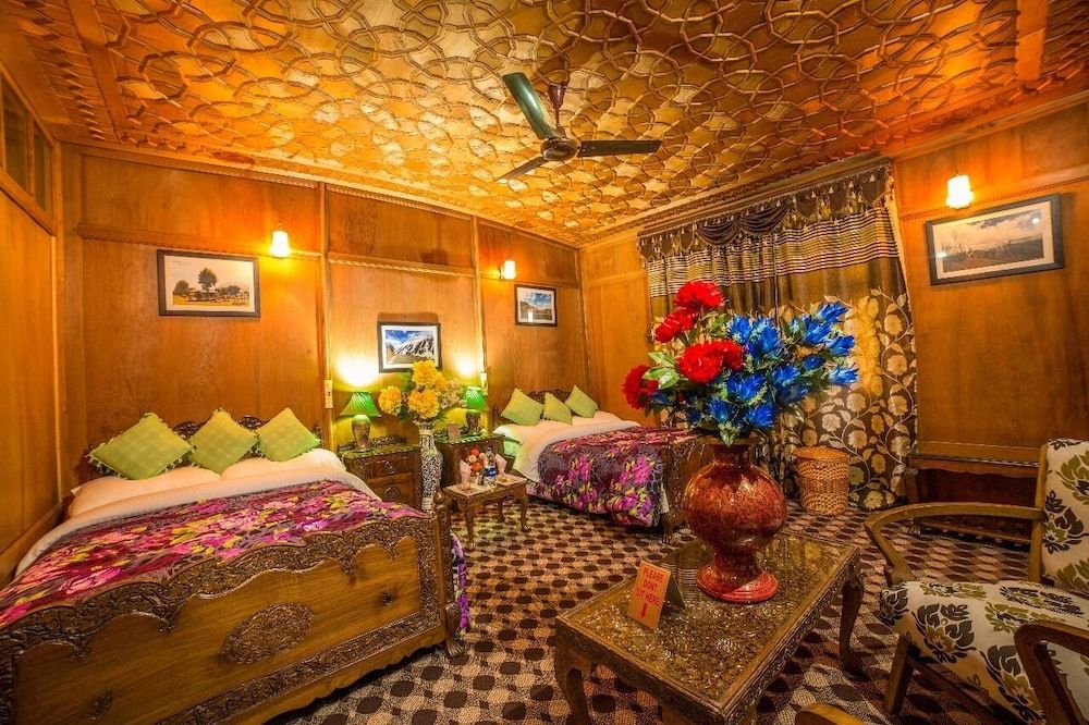 Swan Group of Houseboats Premier Room 11