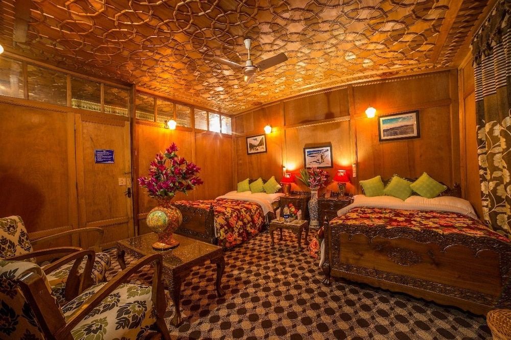 Swan Group of Houseboats Premier Room 4