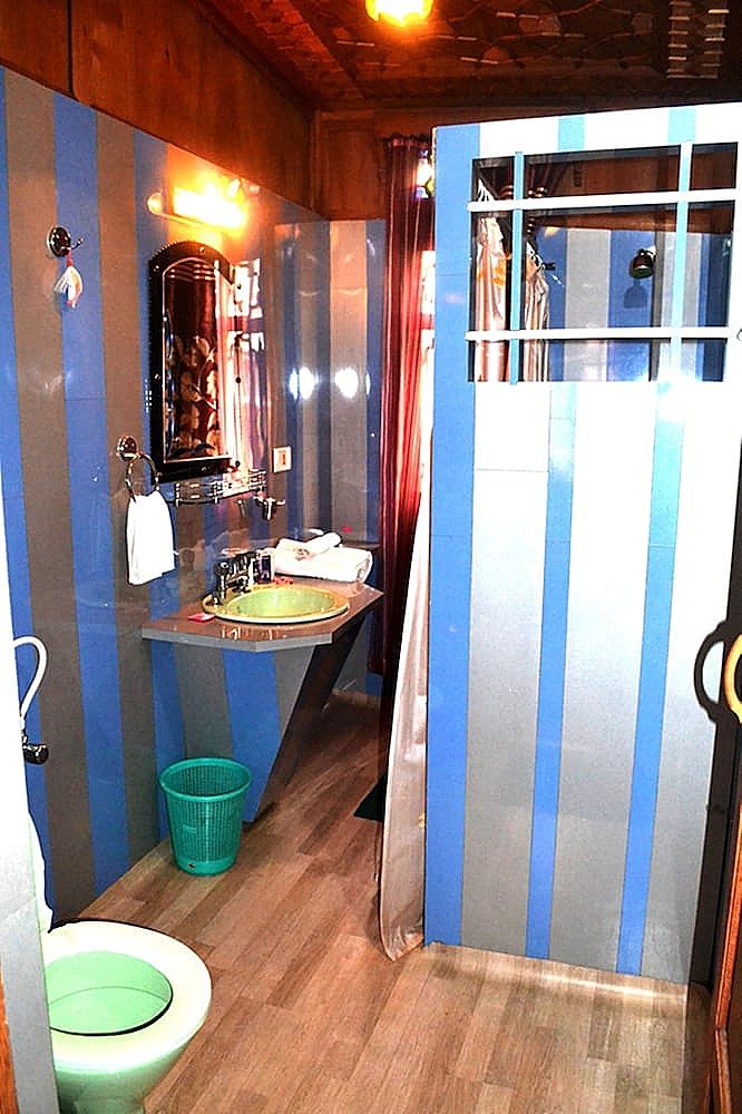 Swan Group of Houseboats Premier Room 24