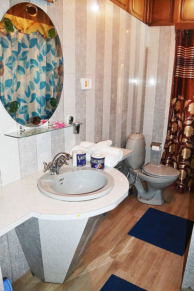 Swan Group of Houseboats Premier Room 20
