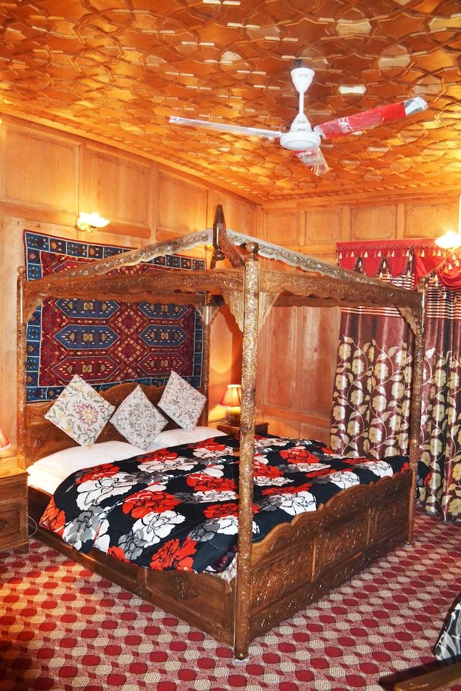 Swan Group of Houseboats Premier Room 6