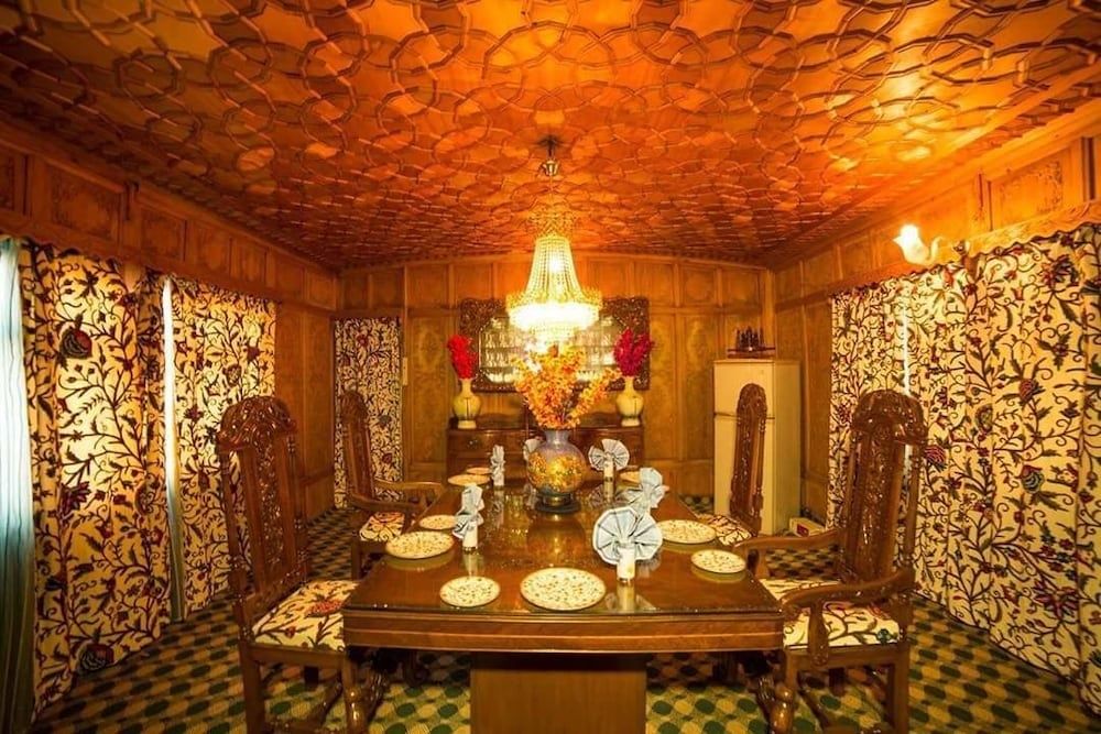 Food & Dining