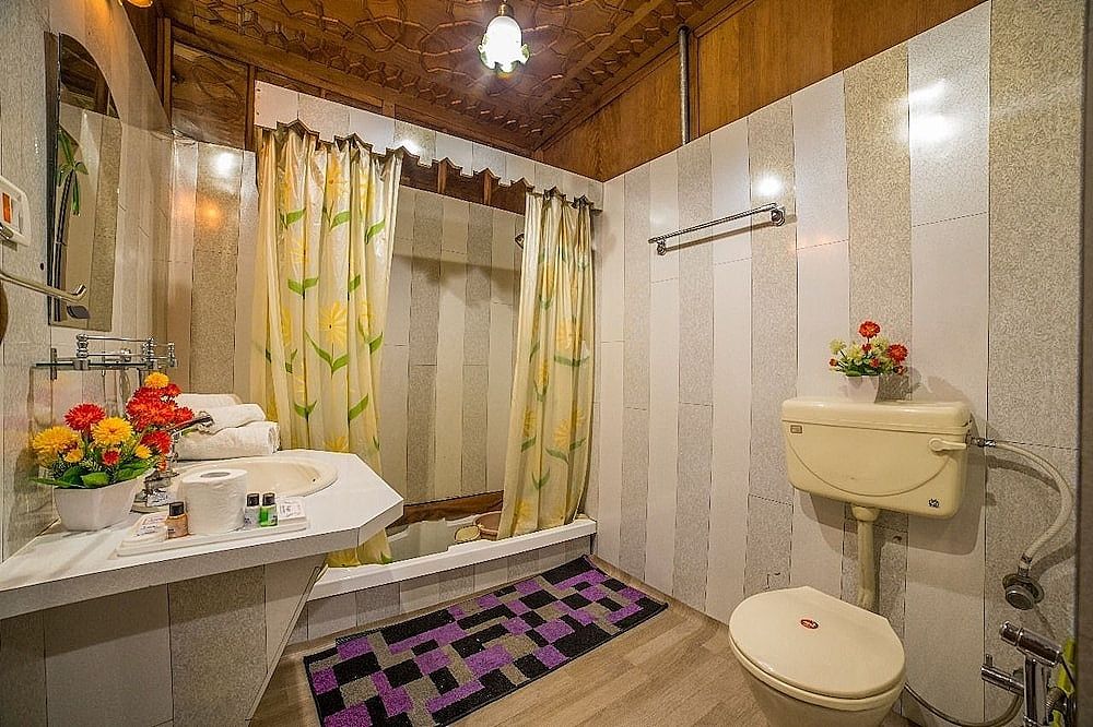 Swan Group of Houseboats Premier Room 16