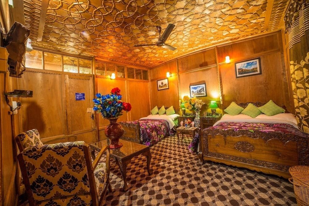 Swan Group of Houseboats Premier Room 22