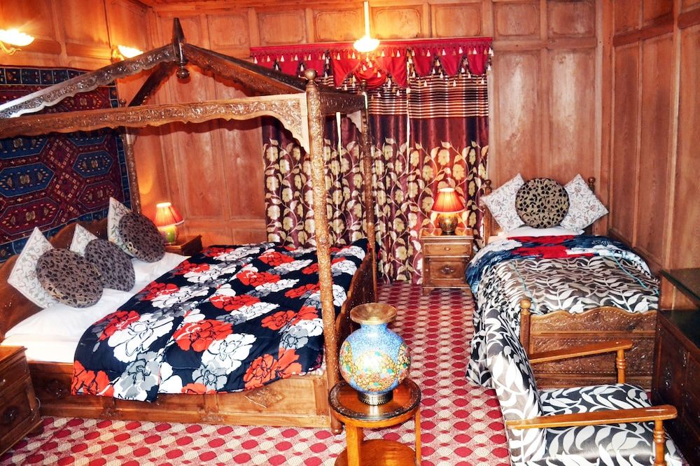 Swan Group of Houseboats Premier Room 8