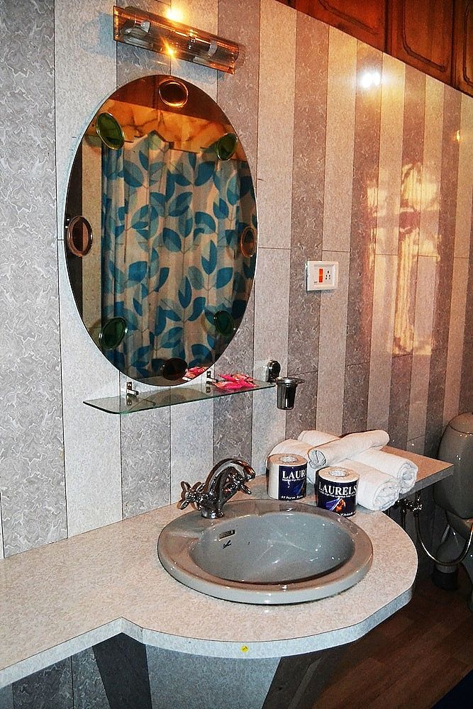 Swan Group of Houseboats Premier Room 15