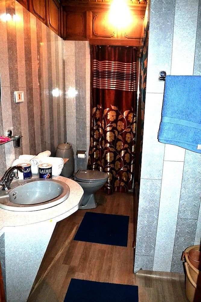 Swan Group of Houseboats Premier Room 18
