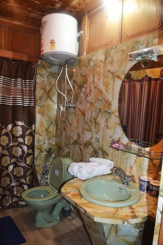 Swan Group of Houseboats Premier Room 19