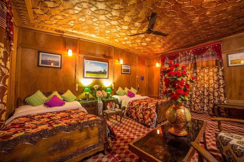 Swan Group of Houseboats Premier Room 23