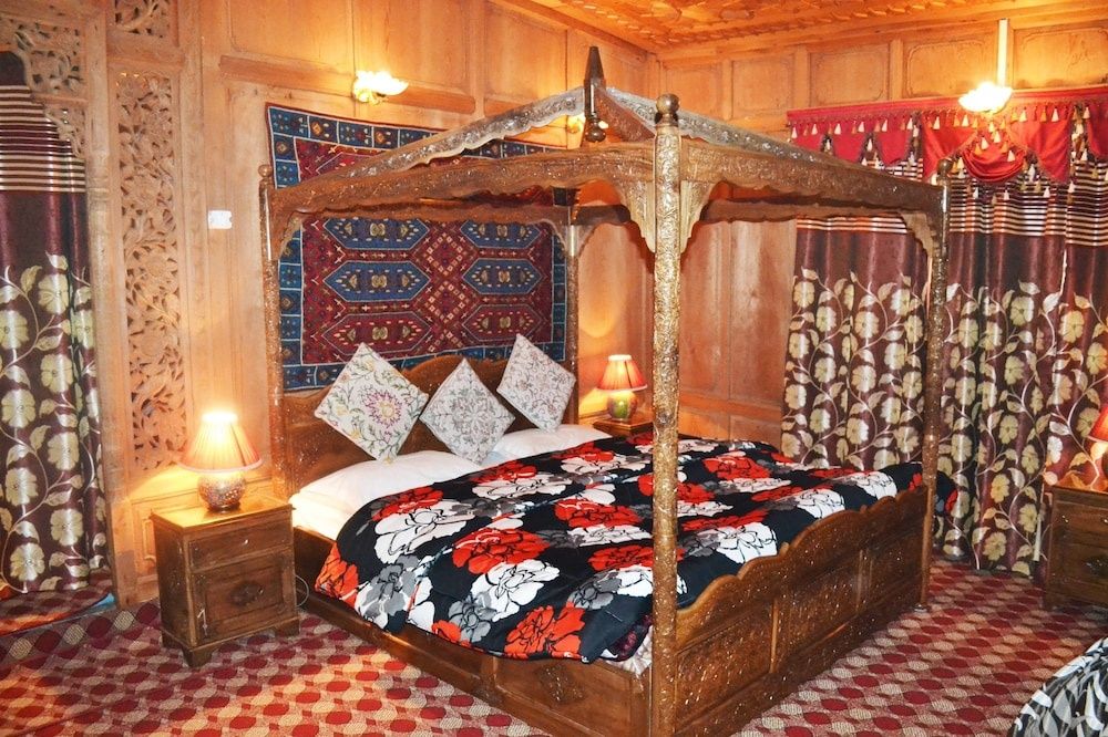 Swan Group of Houseboats Premier Room 7