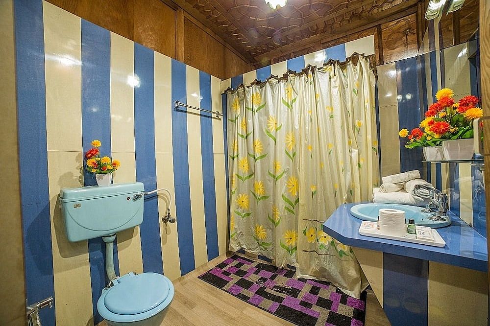 Swan Group of Houseboats Premier Room 17