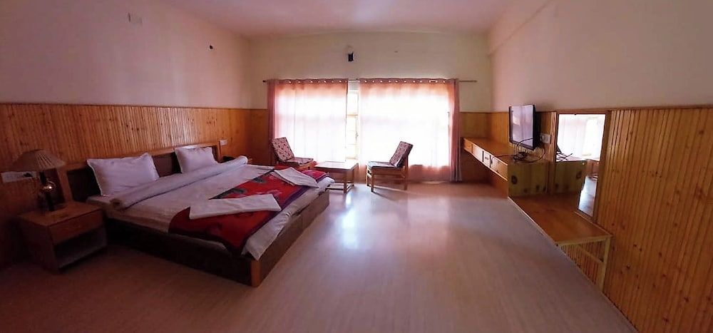 Hotel Abu Palace Deluxe Room 8