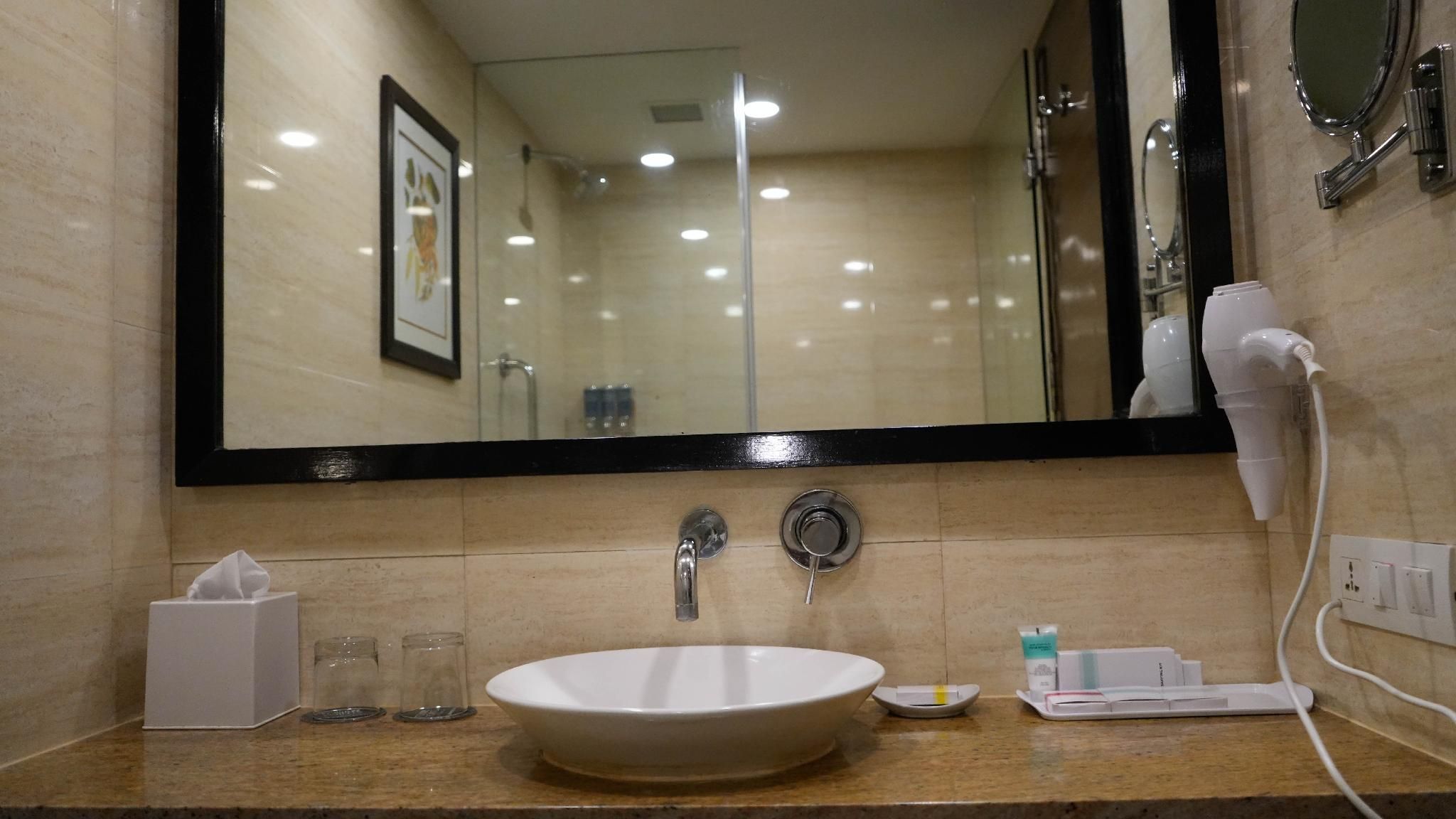 Four Points by Sheraton Vadodara Traditional Room, Guest room, 1 King 8