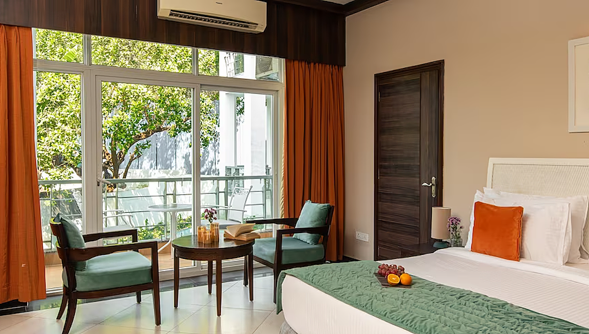 PREMIUM MASTER WITH POOL VIEW