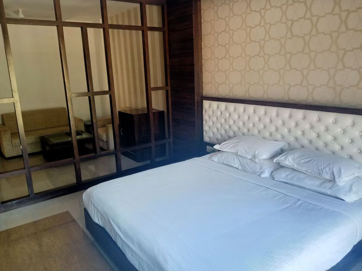 DELUXE ROOM
