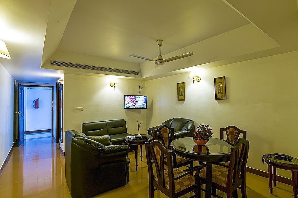 Golf View Hotel and Suites - Airport Hotel Deluxe Room 2