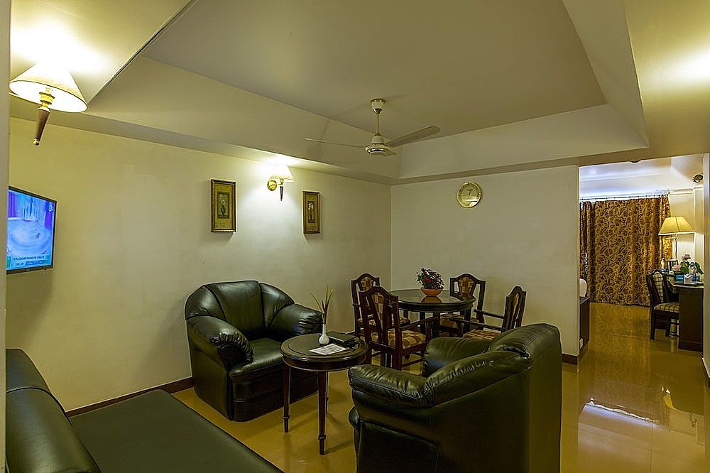 Golf View Hotel and Suites - Airport Hotel Deluxe Room 4