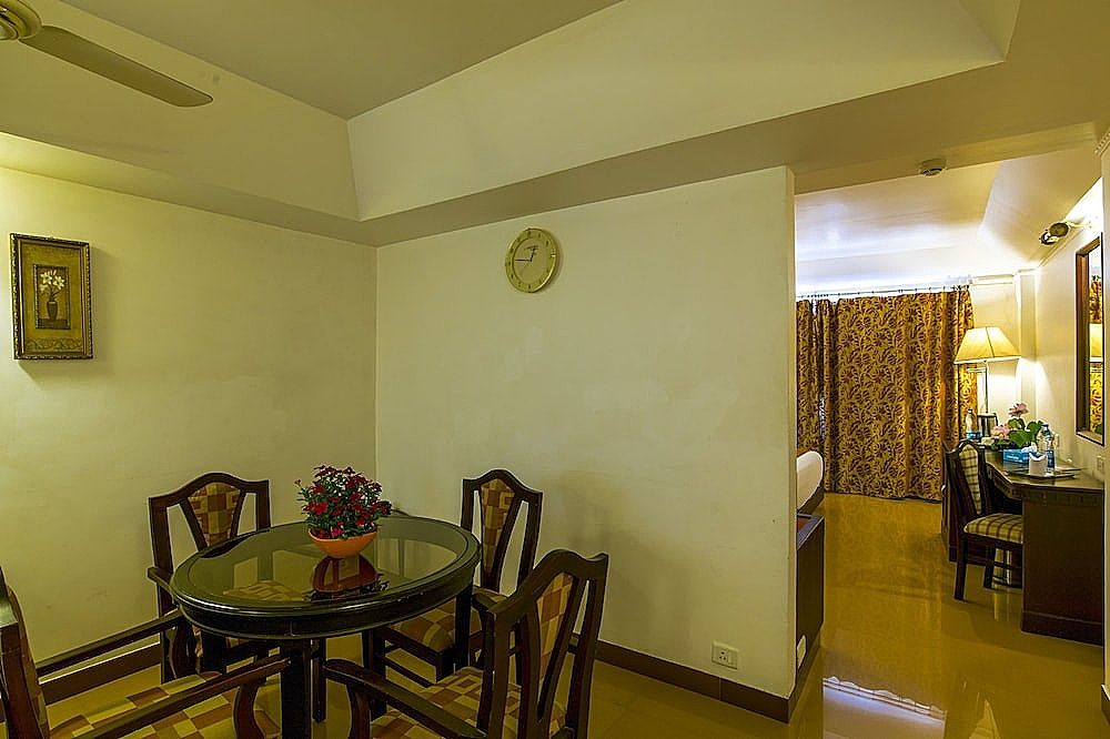 Golf View Hotel and Suites - Airport Hotel Deluxe Room 5