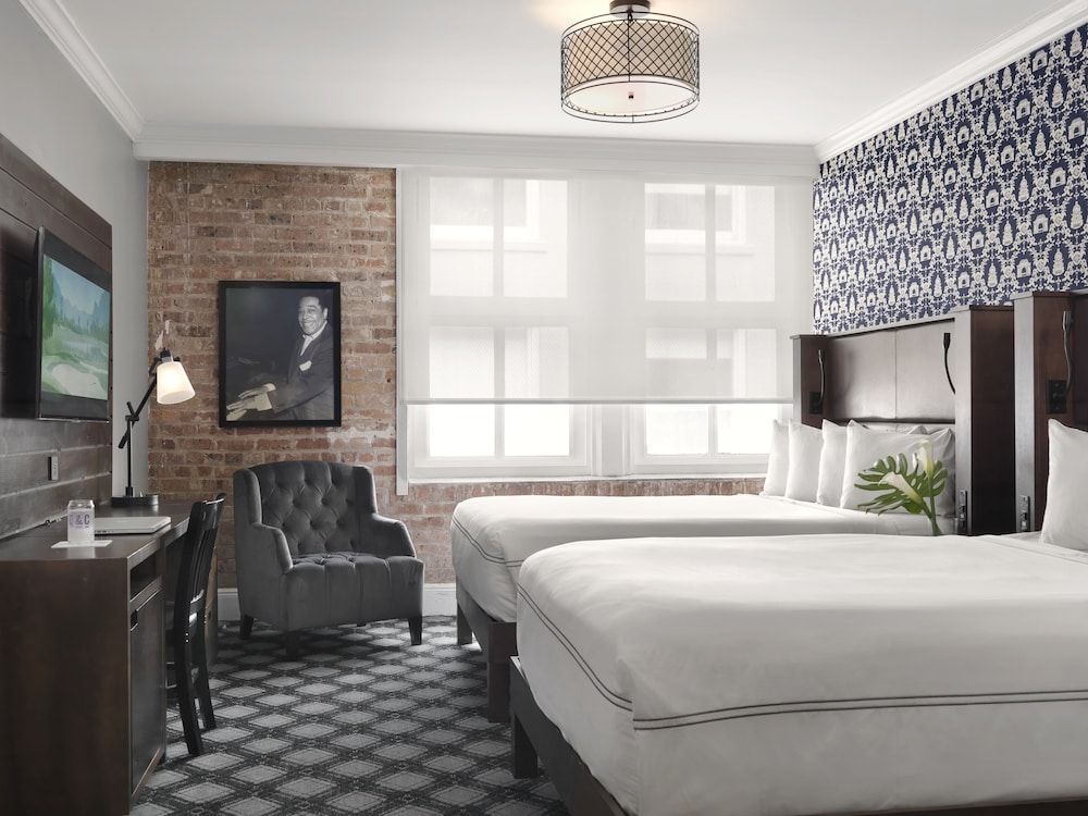 2 Queen Beds, Small Room