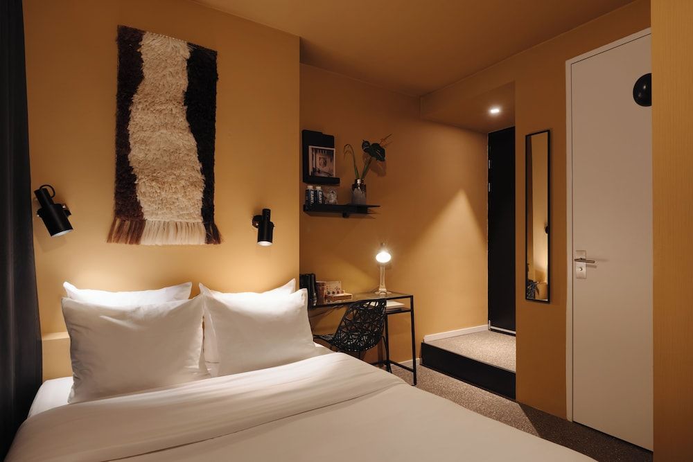Hotel V Frederiksplein Basic Double Room Basement 3