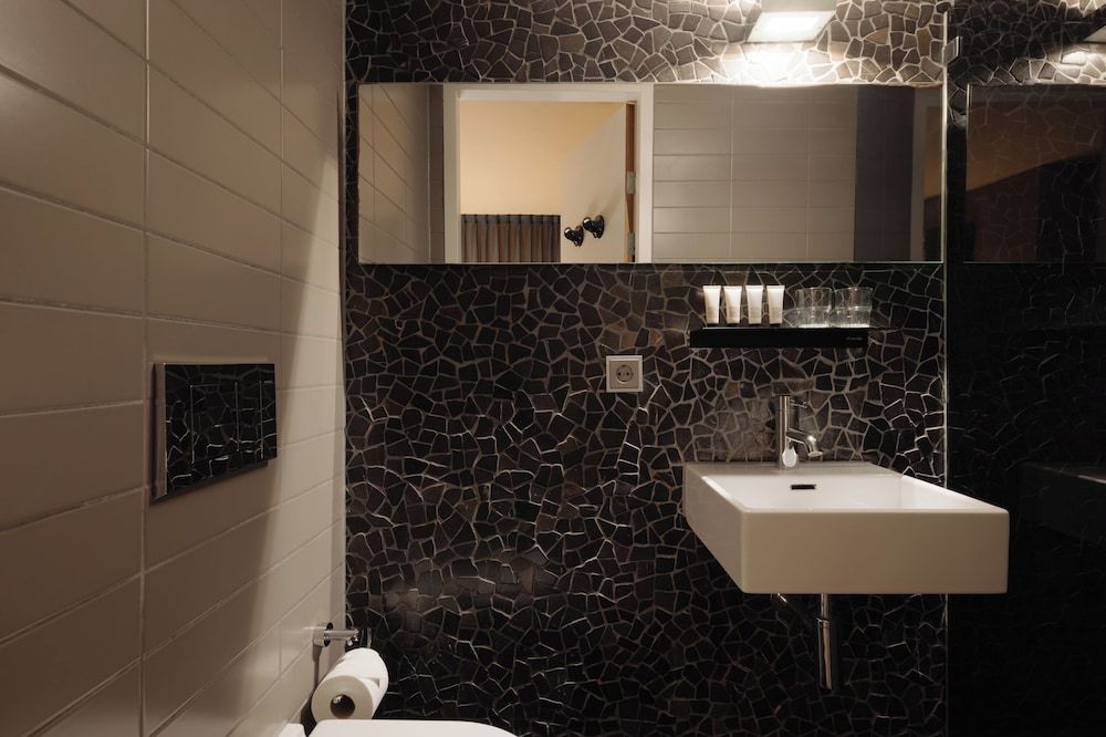 Hotel V Frederiksplein Basic Double Room Basement 5