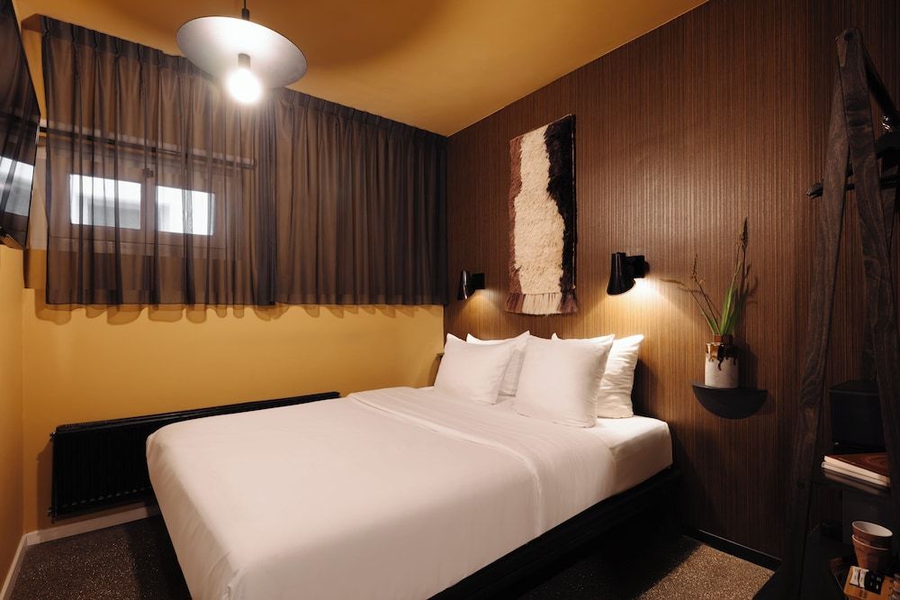 Hotel V Frederiksplein Basic Double Room Basement 4