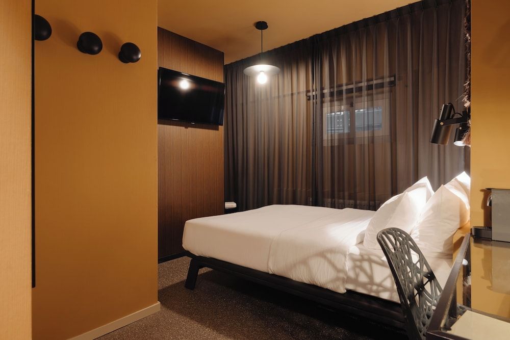 Hotel V Frederiksplein Basic Double Room Basement 2