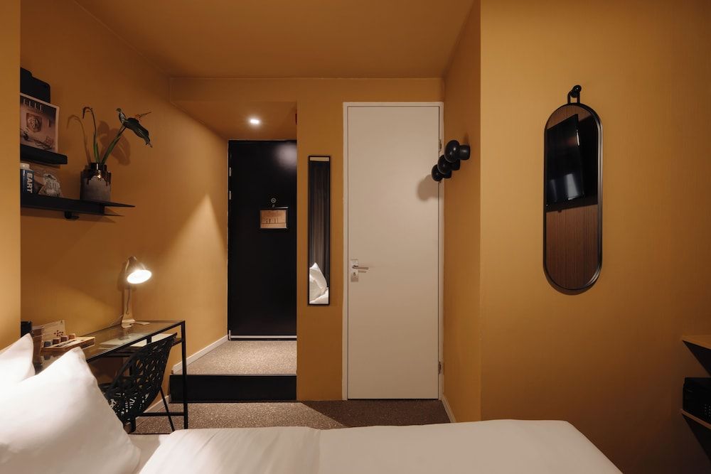 Hotel V Frederiksplein Basic Double Room Basement 6