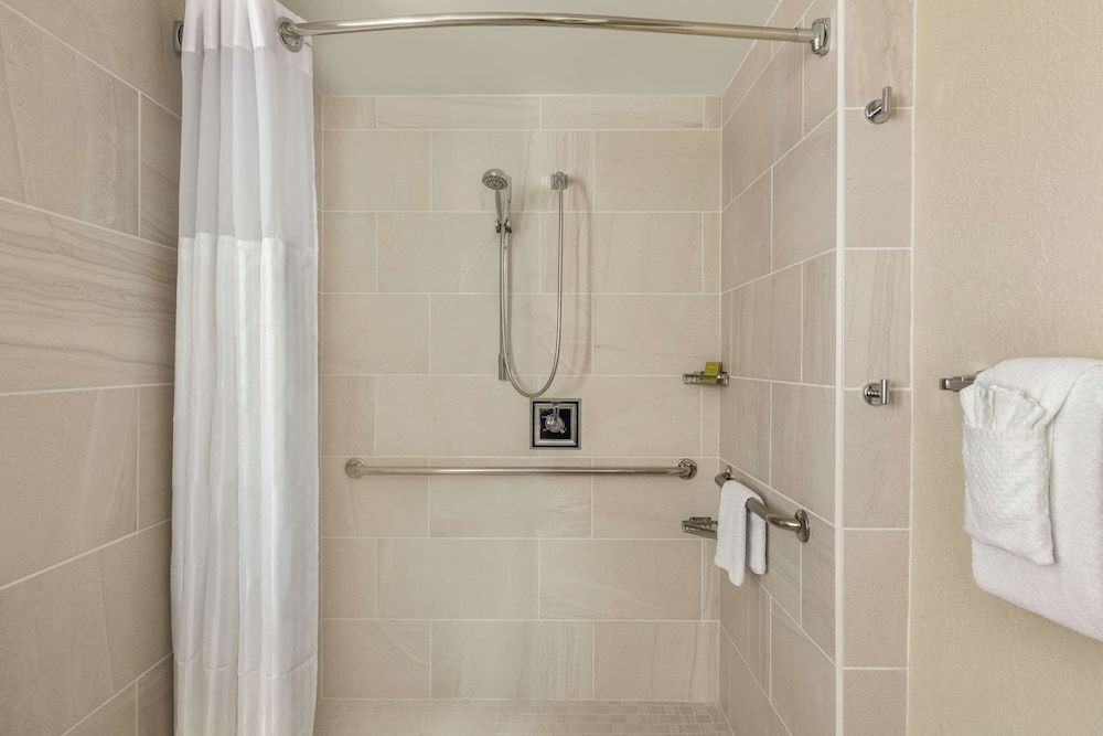 DoubleTree by Hilton Hotel Orlando Downtown Room, 2 Queen Beds, Accessible, Non Smoking (Roll-In Shower) 5